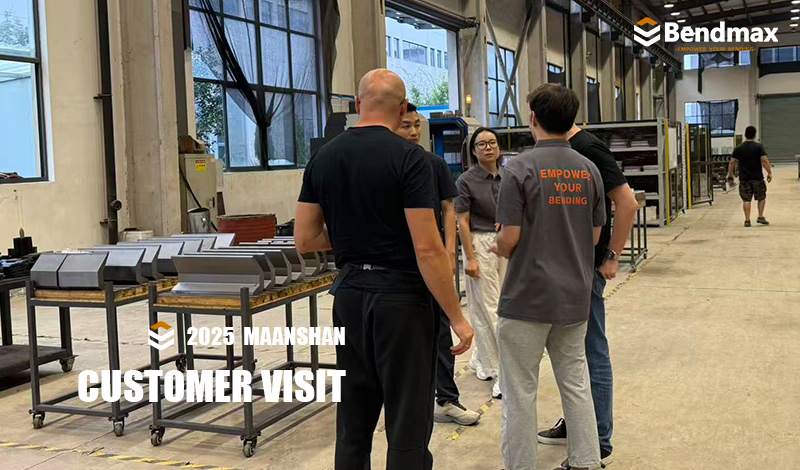 Führender Hersteller von Abkantpressenwerkzeugen präsentiert russischem Kunden Präzisionsverfahren