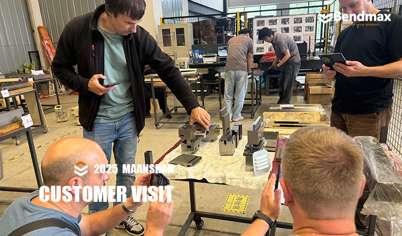 Maßgeschneiderte Werkzeuglösungen für Abkantpressen beeindrucken russischen Kunden mit Ausstellungsmustern.