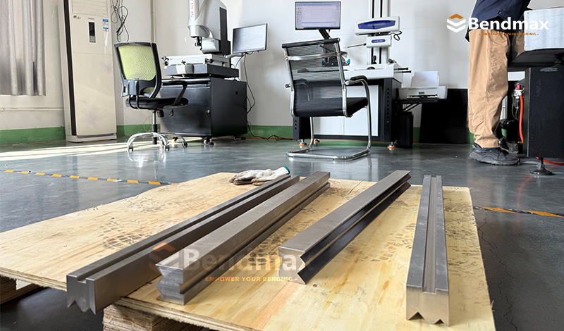 Warum legt Bendmax bei der Herstellung von Werkzeugen für Abkantpressen so großen Wert auf strenge Prozesskontrolle?