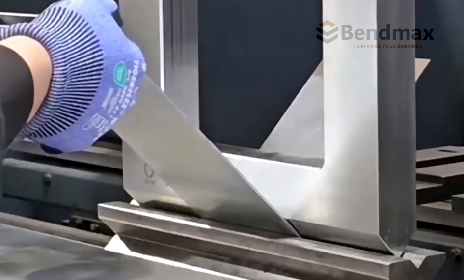 Die ultimative Lösung für Biegeinterferenzen: Die Bendmax-Stanze für individuelle Fenster ermöglicht die nahtlose Formgebung tiefer U-förmiger Teile.