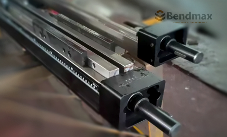 Winkelabweichungen beim Biegen langer Teile? Das manuelle Bombiersystem von Bendmax behebt Abkantpressenverformungen präzise.