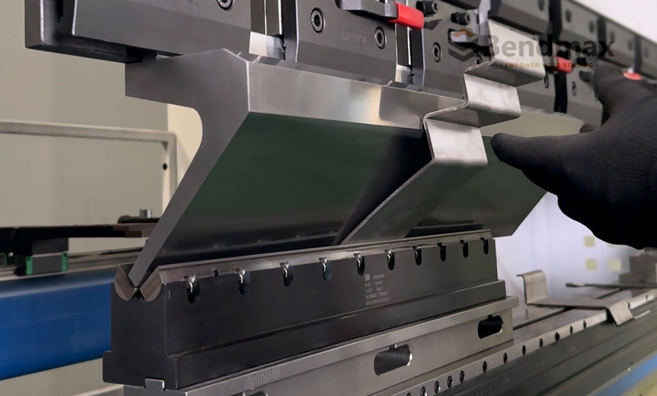 Bendmax-Lösung: Markierungsfreies Biegen für einen australischen Kunden mithilfe von Flügelbiegewerkzeugen